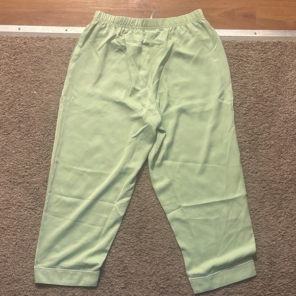 Fabletics NWT Ecosatin Crop Pants Woman’s Lg Capri Length Neon Green Brand New!! - Picture 11 of 13